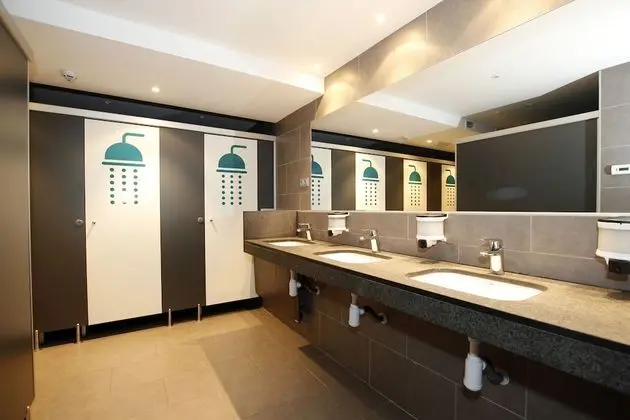 Tek Büyük veya İki Ayrı Yataklı Oda, Ortak Banyo