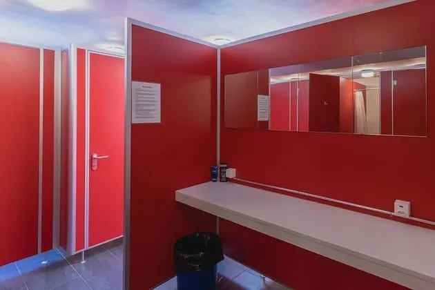 İki Ayrı Yataklı Oda, Ortak Banyo