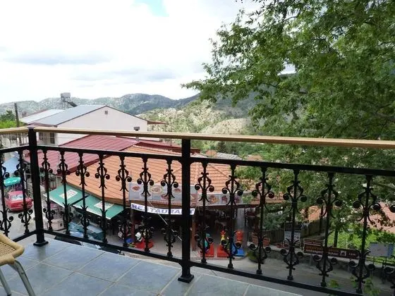 Tek Büyük veya İki Ayrı Yataklı Oda, Balkon, Dağ Manzaralı