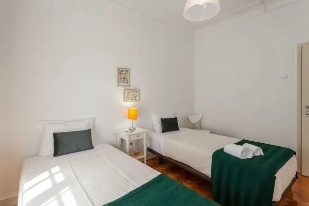 Tek Büyük veya İki Ayrı Yataklı Oda, Ortak Banyo (1)