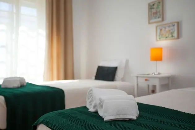 Tek Büyük veya İki Ayrı Yataklı Oda, Ortak Banyo (1)