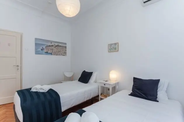 Tek Büyük veya İki Ayrı Yataklı Oda, Ortak Banyo (2)