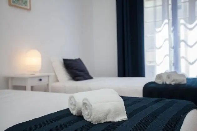 Tek Büyük veya İki Ayrı Yataklı Oda, Ortak Banyo (2)