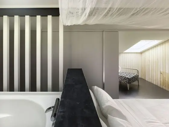 Superior Tek Büyük Yataklı Oda (Attic with Circular bathtub)