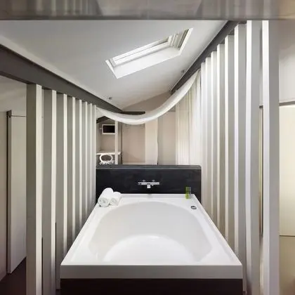 Superior Tek Büyük Yataklı Oda (Attic with Circular bathtub)