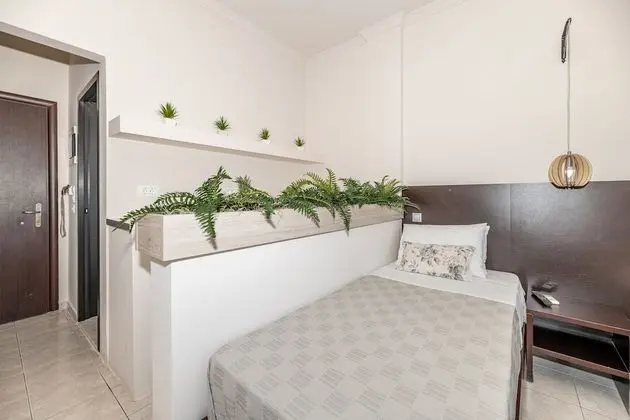 Üç Kişilik Oda, Veranda