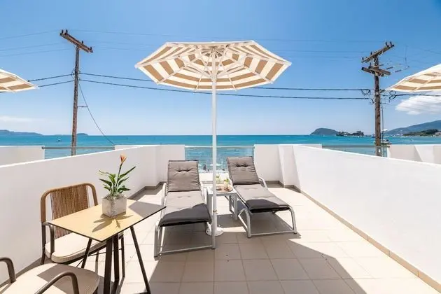 Üç Kişilik Oda, Veranda