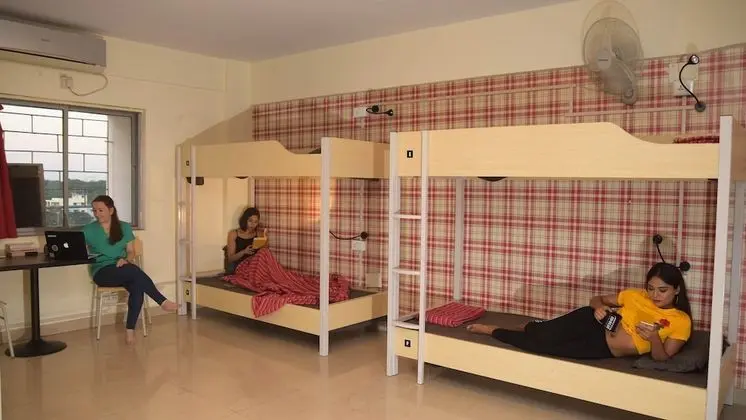 10 Bed Female Dorm with Shared Bathroom