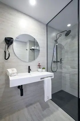 Büyük Yataklı Tek Kişilik Oda