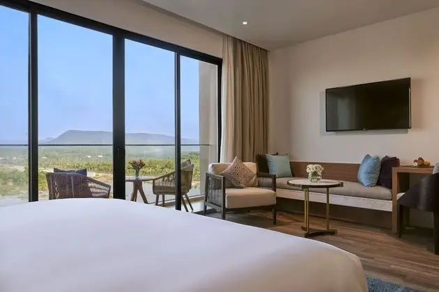 Studio Mountain View King Room with Balcony