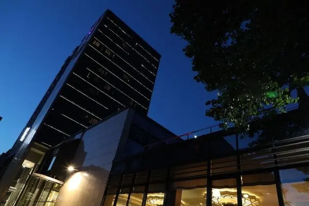 Konaklama yerinin ön cephesi - akşam/gece