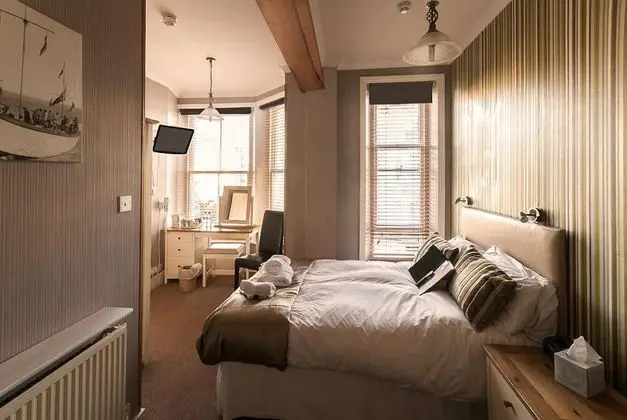 Superior Üç Kişilik Oda, Banyolu/Duşlu (Double/Twin + Sofa)