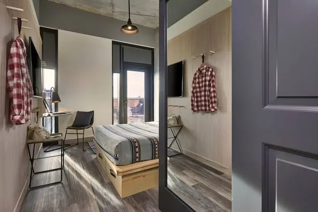 Oda, 1 Büyük (Queen) Boy Yatak, Sigara İçilmez, Balkon