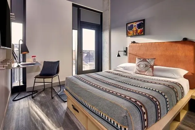 Oda, 1 Büyük (Queen) Boy Yatak, Sigara İçilmez, Balkon