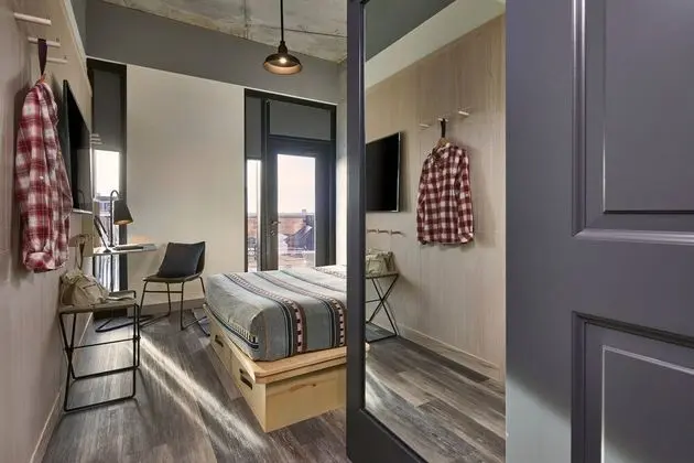 Oda, 1 Büyük (Queen) Boy Yatak, Sigara İçilmez, Balkon
