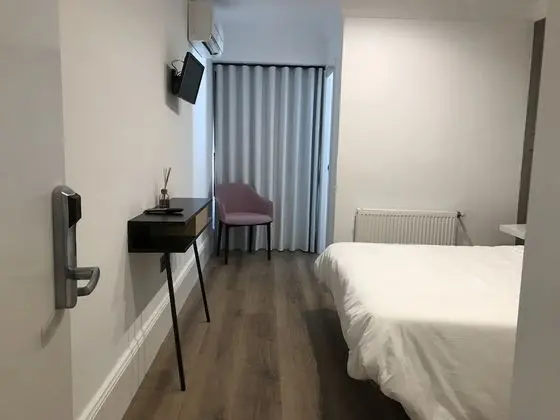 Büyük Yataklı Tek Kişilik Oda