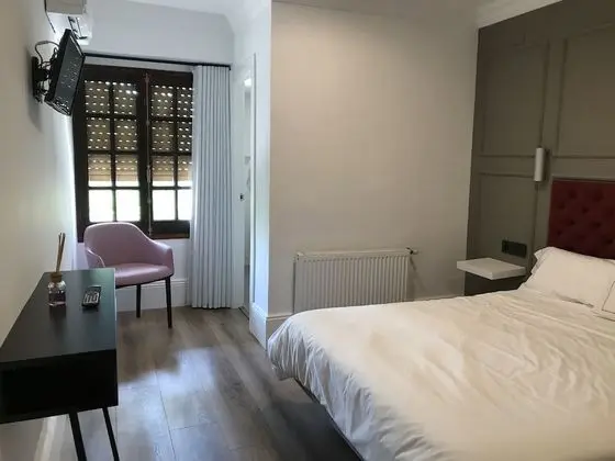 Büyük Yataklı Tek Kişilik Oda