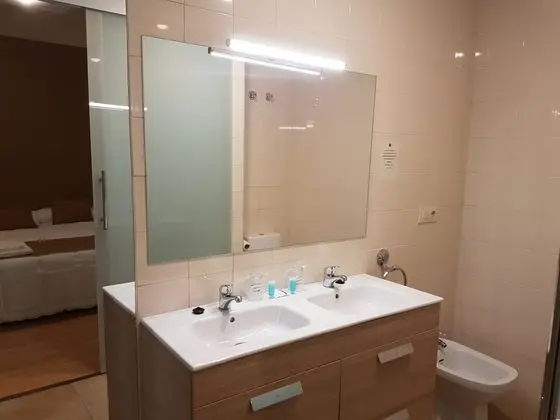 Büyük Yataklı Tek Kişilik Oda