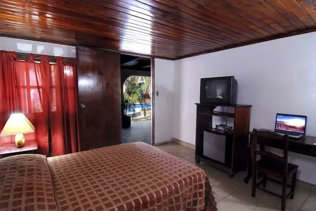 Standard Oda, Havuz Manzaralı (1 king bed)