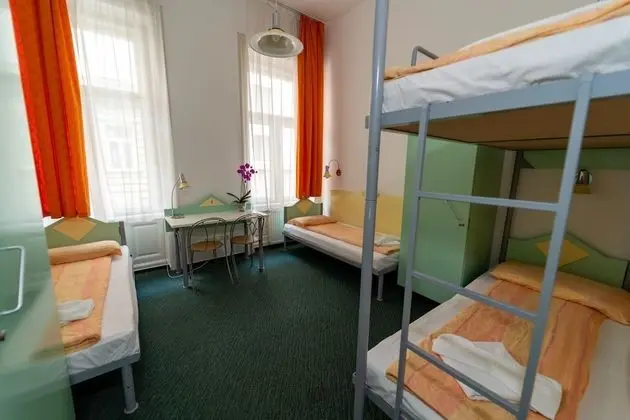 Ortak Ranzalı Oda, Sadece kadınlar için (Bed in a 4-Bed Dormitory Room)