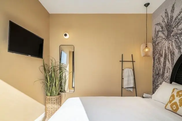 One Bedroom Penthouse Apartment with Parking