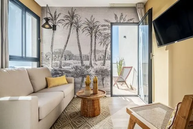 One Bedroom Penthouse Apartment with Parking