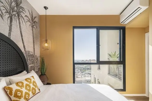 One Bedroom Penthouse Apartment with Parking