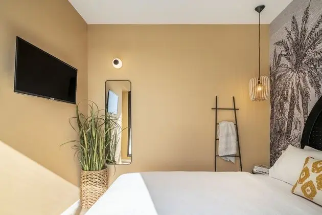 One Bedroom Penthouse Apartment with Parking