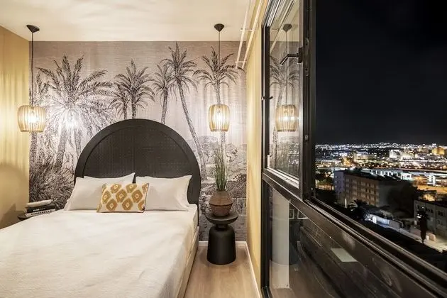 One Bedroom Penthouse Apartment with Parking