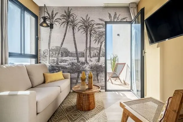 One Bedroom Penthouse Apartment with Parking