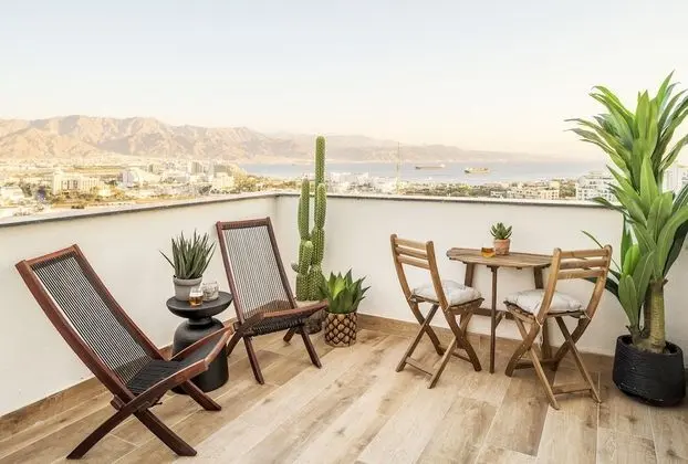 One Bedroom Penthouse Apartment with Parking