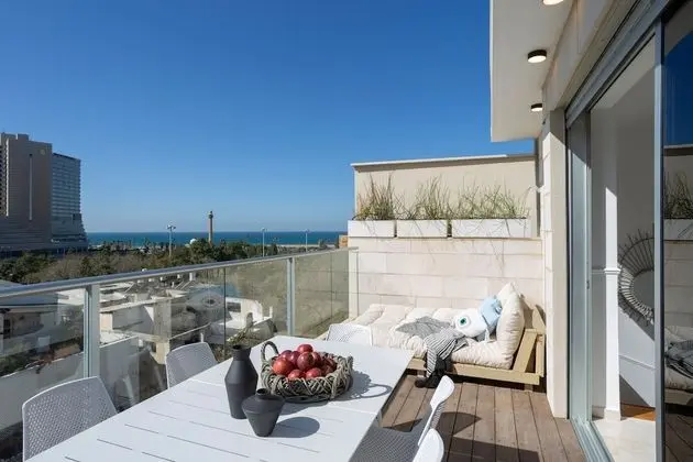 Three Bedroom Penthouse with Sea View