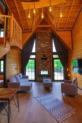 Asma Katlı Bungalow, Doğa Manzaralı, Isıtmalı Özel Havuzlu