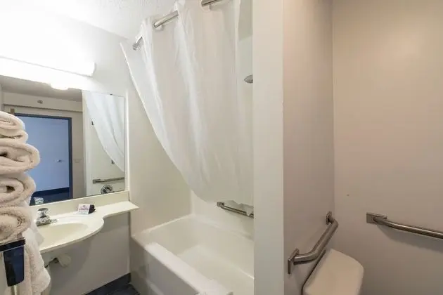 Oda, 1 Büyük (Queen) Boy Yatak, Engellilere Uygun, Sigara İçilmez