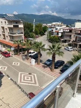 3 kisilik . Klimali . Balkonlu