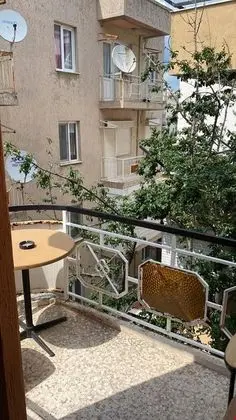 3 kisilik . Klimali . Balkonlu