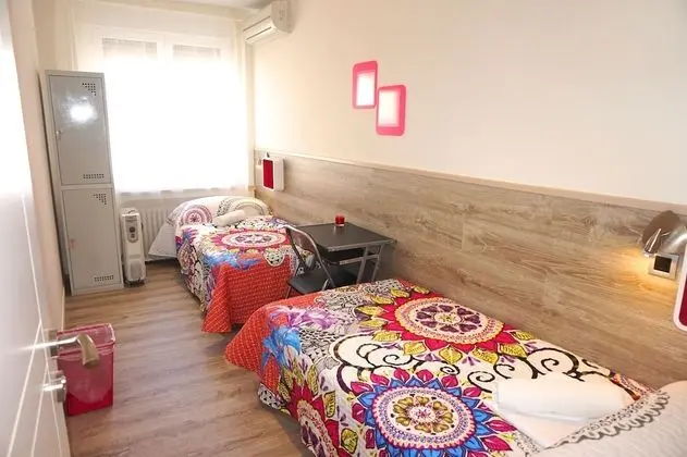 Cama individual en dormitorio mixto de 2 personas