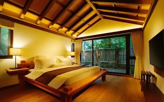 Luxury Villa, Avlu