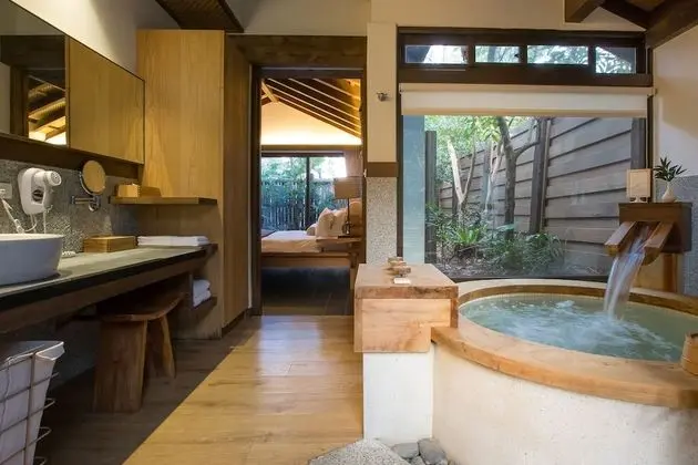 Luxury Villa, Avlu
