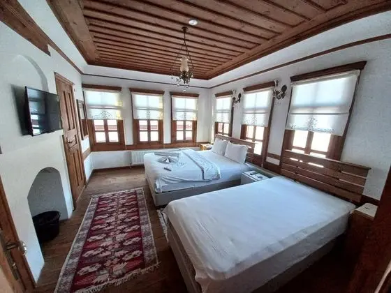Triple, Bahçe Manzaralı