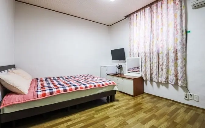 Oda (motel bed room)