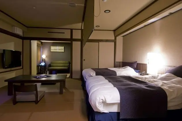Oda, Sigara İçilmez (Mixed Beds & Shared Hot Spring Access)