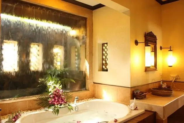 Deluxe Villa, Jakuzili