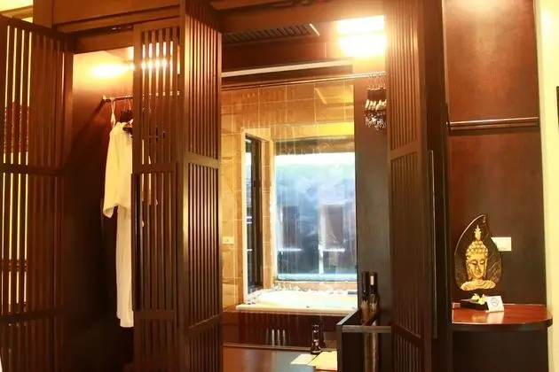 Deluxe Villa, Jakuzili
