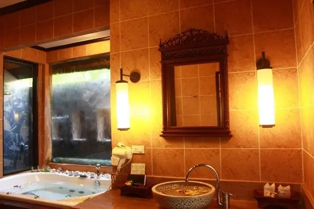 Deluxe Villa, Jakuzili