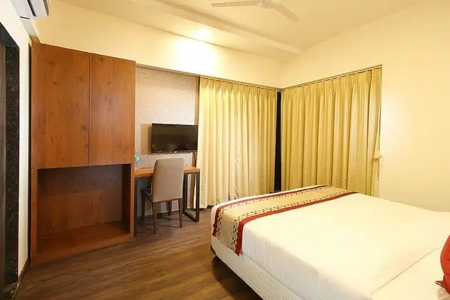 Premium Spacious Room (Shared Kitchenette and Living Room)