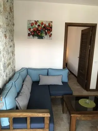 Havuz ve Dağ Manzaralı Aile Odası