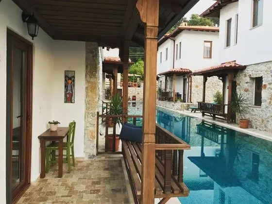 Teraslı Oda - Havuz Manzaralı