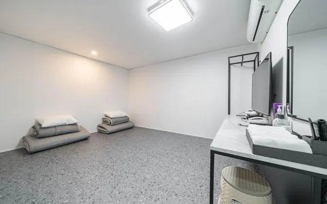 Oda (Ondol (Netflix viewing available))