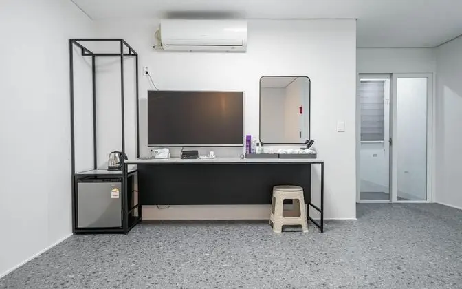 Oda (Ondol (Netflix viewing available))